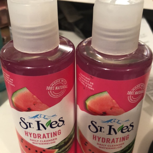 St Ives hydrating cleanser - Picture 2 of 3